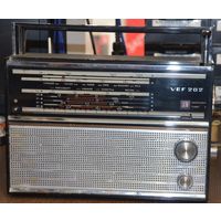 Переносной радиоприёмник ВЭФ-202.