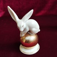 Статуэтка фарфоровая Кролик на шаре (заяц).  Германия