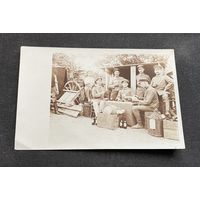 Фотооткрытка 1 Мировая война / На позициях отдых вино и карты / офицеры униформа