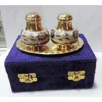 Солонка и перечница с подносом в оригинальной коробке 70-е годы Европа. Высота 6.3 см. Размер подноса 9-13.3 см. БУ. Латунь.