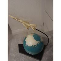 Настольный самолёт над глобусом. СССР.