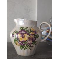 Сливочник, молочный, кувшинчик.Фиалки