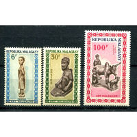 Мадагаскар - 1964г. - Местные ремесла. Резьба по дереву. - полная серия, MNH [Mi 523-525] - 3 марки