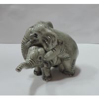 Статуэтка фарфоровая "Слоники" 80-е годы Европа. Высота 5.5 см.