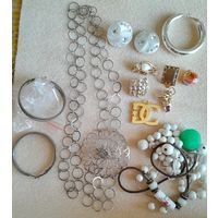 Лот бижутерии: бусы, клипсы, серьги, колье.