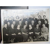 Фотография 24х17 см: Встреча оставшихся студентов и преподавателей после 25-летия БИНХ 1938-1963 гг. с рубля!