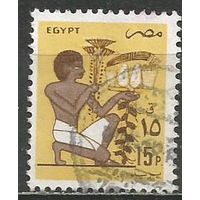 Египет. Подносчик фруктов. 1985г. Mi#977.