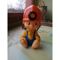 Игрушка Мальчик в каске резиновая СССР