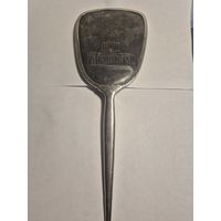 Винтажное зеркало с ручкой.