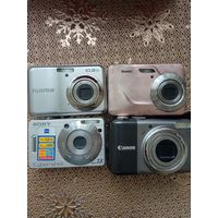 Лот цифровых фотоаппаратов.
