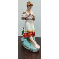 Винтажная коллекционная  фарфоровая статуэтка (Гадание на ромашке ) трещина вокруг по поясы на фото видно .