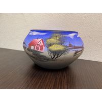 Декоративная  ваза-подсвечник с ручной росписью, изображающей зимний пейзаж с домиком.