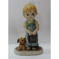 Статуэтка фарфоровая "Мальчик с собачкой" 80-90-е годы Европа. Высота 10.5 см.