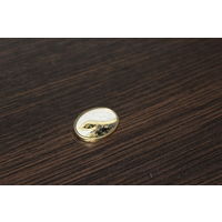 Декоративная брошь с изображением абстрактного пейзажа.