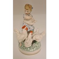 Фарфоровая статуэтка "Девочка кормит кур" МФФЗ