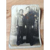 Молодые парни с папиросами. 1948 г