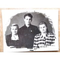 Фото молодежи. Могилев(?). 1930-е. 8х11 см.