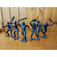 Фигурки древних людей.