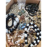 Большой лот винтажной бижутерии. Броши, бусы, серёжки и много разных украшений. Торги с рубля.