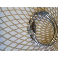 Часы наручные с браслетом. ТИКАЮТ. Состояние на скане. В коллекцию,ремонт,на запчасти.