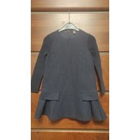 Платье темно-синее на рост 128-140 см. Плотная, тепла ткань, в составе есть шерсть. Длина 63 см, ПОгруди 35 см, длина рукава 44 см. Подкладка хлопок. Очень классное. Хорошее состояние.