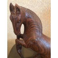 Деревянная фигура лошади. Конь