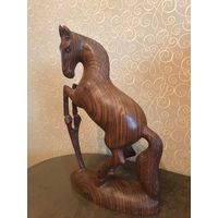Деревянная фигура лошади. Конь