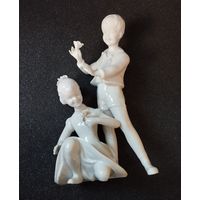 Статуэтка фарфорова Дети, высота 20 см. Валендорф, Германия
