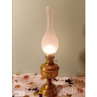 Керосиновая латунная лампа с орнаментом.