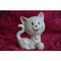 Статуэтка фарфоровая  " Котик "    целая  , высота 12 см , ширина 9.5 см