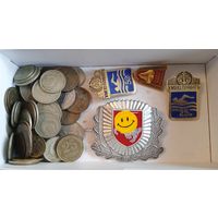 Монеты, значки, кокарда.