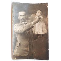 Фото мужчины с девочкой. 1920-30-е. 9х13.5 см.