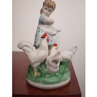 Статуэтка Девочка кормит кур Минский ФФЗ. Подкова