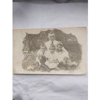 Фотография старинная Дед и внуки.