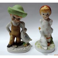 Статуэтки фарфоровые "Девочка с уткой и мальчик с гусем" 80-е годы Европа. Высота 12 см. - 2 шт.
