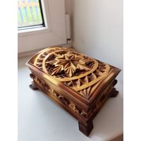 Шкатулка резная.