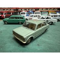 ВАЗ-2101 цвет серо-зеленый, пластик без хрома времен голодной Перестройки. Пятничный вечер в зеленых, синих, голубых и серых тонах.