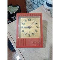 Часы настольно - настенные Янтарь СССР знак качества