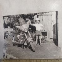 Фотография. История СССР в лицах. Юный байкер и мотоцикл "Восход".