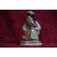 Статуэтка фарфоровая " Маленькая хозяйка "  ДЗ  Дулево  60 г    ( ЦЕЛАЯ )