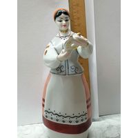 Фарфоровая статуэтка девушка с куманцом.