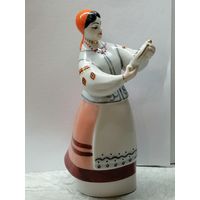 Фарфоровая статуэтка девушка с куманцом.