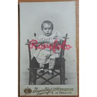 1910-е Визит портрет девочка на стуле золотой обрез студийное фото типажи ретро фотограф Ягельский СПБ