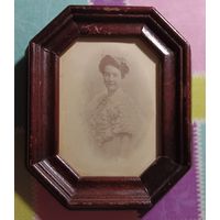 Старина. Портрет дамы. Восьмиугольная деревянная рамка. Начало ХХ века. 11х14 см.