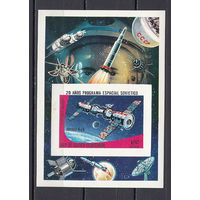 Советский космос. Союз 4 и 5. Экваториальная Гвинея. 1978. 1 блок б/з. Lollini  N 6650 GUP (15,0 е).