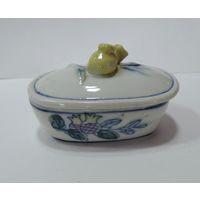 Шкатулка фарфоровая 70-80-е годы Европа. Высота 4.5 см. Размер 4.5-7 см.