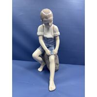 Статуэтка Мальчик подкатывающий штанину Ручная подглазурная роспись. Дания, г. Копенгаген, Bing & Grondahl.1962-1970 гг.