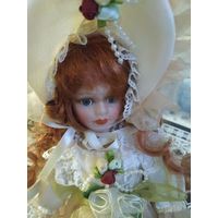 Кукла  фарфоровая на подставке. Состояние на скане.