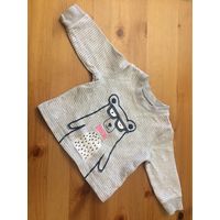 Свитшот Carters на 6 месяцев, 100 % хлопок. Очень стильный, теплый джемперок. Можно как мальчику, так и девочке. США. Отличное состояние. Замеры: длина 28 см, длина рукава 11 см, ПОгруди 26,5 см.