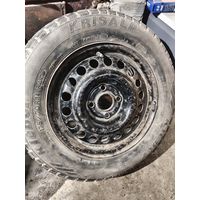 Диски металлические с шинами.